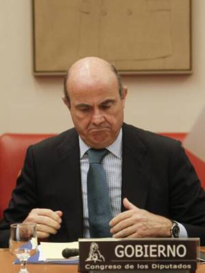 El ministro de Economía, Luis de Guindos, esta mañana en la capital, durante su comparecencia en el Congreso para analizar la situación económica española.