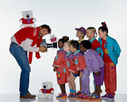 Oliviero Toscani fotografía a un grupo de niños durante una campaña de la marca Benetton.  