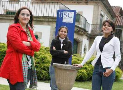 Dolores Amoroso, Iria Aboi y María Seoane, delante del auditorio de la Universidad de Santiago.