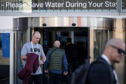 Aviso contra el desperdicio del agua a la entrada del congreso Integrated Systems Europe (ISE), este miércoles en la Fira de Barcelona.

