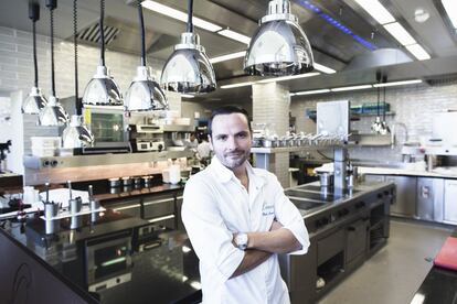 En 12 años ha evolucionado su cocina, con una base francesa, hasta convertirse en uno de los máximos exponentes de la alta gastronomía portuguesa. En 2009 consiguió su primera estrella Michelin y dos años más tarde obtuvo la segunda. Él mismo define su cocina como simple y en la que lo principal es que la materia prima sea reconocible. Lo consigue con varios platos sublimes. El restaurante ofrece dos menús degustación: Ocean 2019 (155 euros), cuatro platos y un postre, además de una serie de aperitivos; y Culinary Moments 2019 (195 euros), que consta de seis platos y un postre. Ambos pueden complementarse con una selección de vinos, de la que se ocupa con gran acierto el sumiller Ricardo Rodrigues (105 y 135 euros).