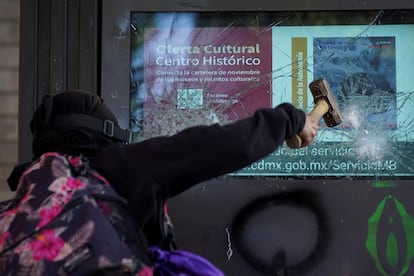 Una mujer golpea una pantalla de información sobre las calles del Centro Histórico en Ciudad de México. 