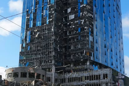 Estado en el que ha quedado un edificio tras el ataque ruso en el centro de Kiev. Las autoridades ucranias han cifrado en 11 las estructuras dañadas tras este bombardeo con misiles.