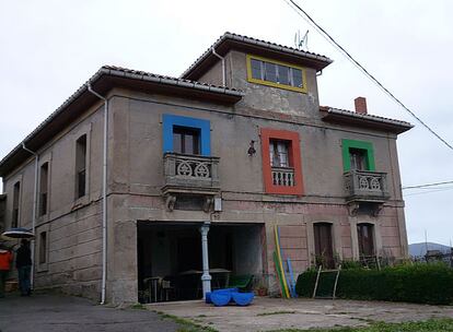 Algunas de las casas del pueblo dan un toque de color a sus ventanas