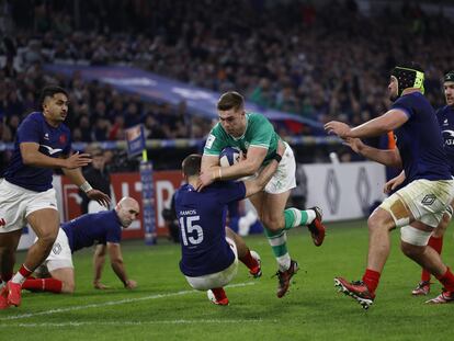 Ramos trata de parar a Crowley durante el duelo entre Francia e Irlanda.