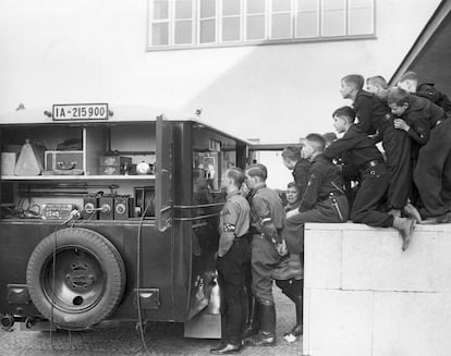 Miembros de la organización inspeccionan un camión habilitado como radio desde donde emitían sus programas.
