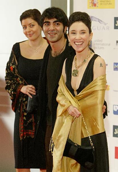 De derecha a izquierda, la actriz turca Sibel Kekilli y el actor Fatih Akin, nominados por sus papeles en <i>Head-on</i>.