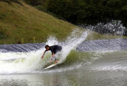 El surfista Aritz Aramburu coge una de las olas artificiales del Wave Garden de Aizarnazabal.