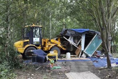 Una excavadora derriba hoy un campamento ilegal de gitanos en Villeneuve d'Ascq, cerca de Lille, el norte de Francia