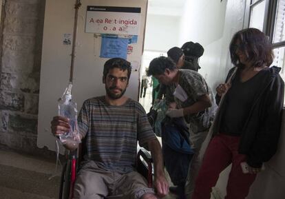 Joaquín Santos posa para las cámaras en el hospital de Bariloche.