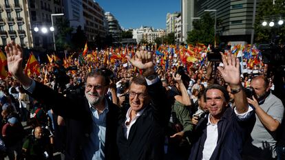 El líder del PP, Alberto Núñez Feijóo (centro), junto a los expresidentes, Mariano Rajoy (izquierda) y José María Aznar, este domingo en Madrid.