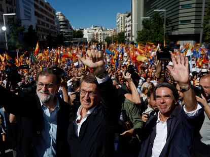 El líder del PP, Alberto Núñez Feijóo (centro), junto a los expresidentes, Mariano Rajoy (izquierda) y José María Aznar, este domingo en Madrid.