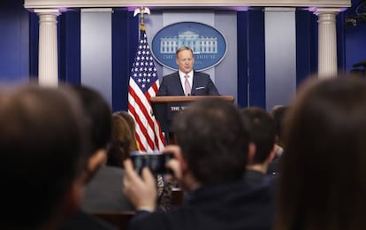 La decoraci&oacute;n de la sala de prensa de la Casa Blanca se ha mantenido intacta. Las columnas estaban ya con Barack Obama. Lo nuevo es el portavoz, Sean Spicer, que ha tenido encontronazos con los periodistas por defender falsedades sobre detalles como el n&uacute;mero de asistentes a la ceremonia inaugural el 20 de enero. &quot;Fue la ceremonia inaugural m&aacute;s vista. Punto&quot;, dijo, sin admitir preguntas.