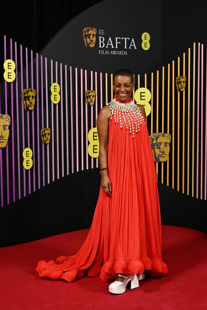 Adjoa Andoh ('Reina Charlotte'), con un vestido con vuelo en color coral con un collar de conchas en el escote.