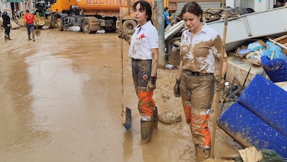 Voluntarias de Cruz Roja de Murcia, en Valencia durante las labores de ayuda a los damnificados.