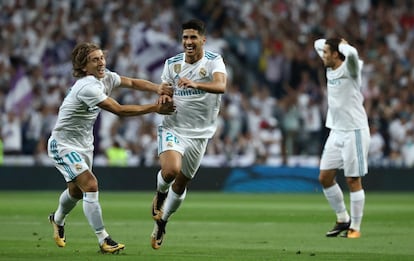 Marco Asensio celebra el primer gol del partido con su compañero Luka Modric.