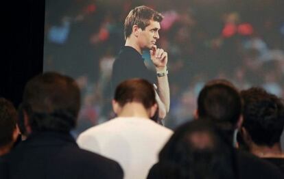 Jugadores y empleados en el homenaje a Tito.