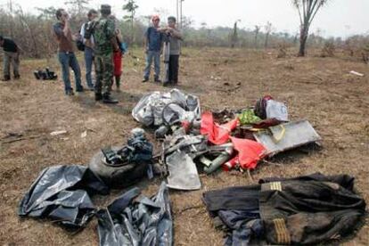 Varias personas junto a los restos del avión siniestrado la semana pasada en la selva peruana.
