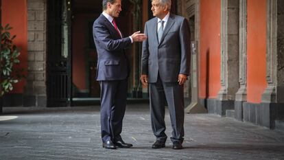 Enrique Peña Nieto en una reunión con Andrés Manuel López Obrador en Palacio Nacional, en 2018.