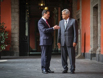 Enrique Peña Nieto en una reunión con Andrés Manuel López Obrador en Palacio Nacional, en 2018.