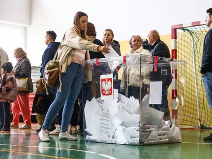 Una mujer vota en las elecciones legislativas polacas, en Cracovia, el 15 de octubre.