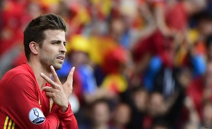 Piqué celebra el gol a la República Checa