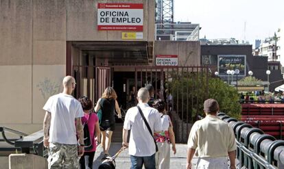 Varias personas se dirigen hacia la oficina de empleo de Azca en Madrid.