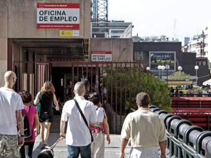 Varias personas se dirigen hacia la oficina de empleo de Azca en Madrid. 