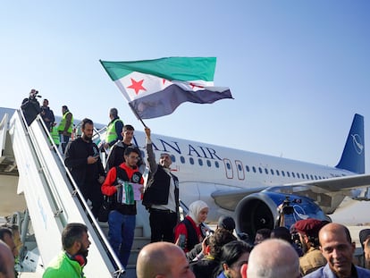 El primer avión de pasajeros que despegó del aeropuerto de Damasco, que volvió a estar operativo, aterriza en el aeropuerto de Alepo (Siria), este miércoles.