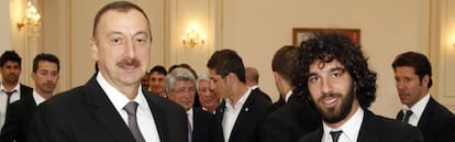El presidente de Azerbaiy&aacute;n junto a Arda Turan.