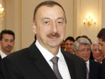 El presidente de Azerbaiyán junto a Arda Turan.