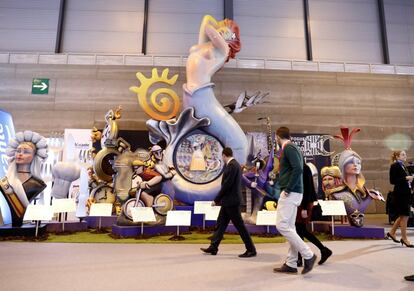 La cita de este año es el lugar escogido para el arranque oficial del Año Internacional del Turismo Sostenible para el Desarrollo, decretado por Naciones Unidas. En la imagen, varias personas observan una de las figuras presentes en la feria.