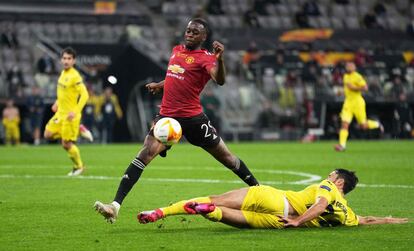 El defensor inglés del Manchester United Aaron Wan-Bissaka pelea por el balón con el defensa español Alfonso Pedraza.