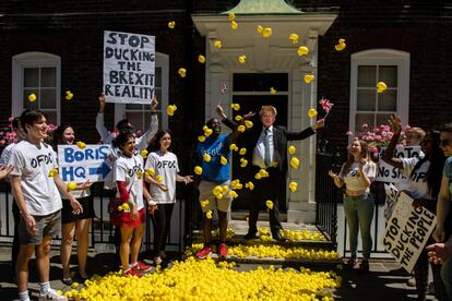 Manifestantes celebran una demostración con patos de goma frente a la sede de la campaña de Boris Johnson, en Londres, Inglaterra. Los rivales del liderazgo del partido conservador Boris Johnson y Jeremy Hunt han dado a conocer sus promesas de inmigración y educación en sus campañas actuales para convertirse en el próximo Primer Ministro del Reino Unido.
