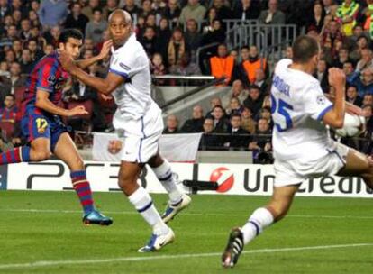 Pedro dispara y observa con Maicon la trayectoria del balón, que no puede interceptar Samuel, camino de la red en el segundo gol azulgrana.