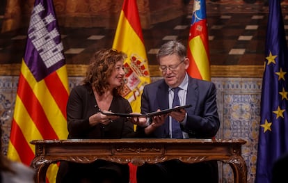 El presidente de la Generalitat, Ximo Puig, y la presidenta del Govern de les Illes Balears, Francina Armengol, presentan las conclusiones de la II Cumbre Comunitat Valenciana-Illes Balears, este jueves en el Palau de la Generalitat..