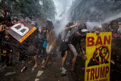 Grupos de protestantes son reducidos con cañones de agua por la policía mientras se manifiestan por la calles de Manila (Filipinas) durante la reunión de la ASEAN (Asociación de Naciones del Sudeste Asiático).