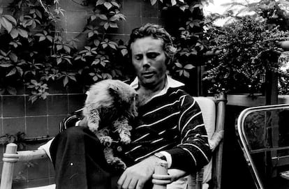 SU RELACIÓN CON EL CINE. Giorgio Armani, nacido en Piacenza (Emilia Romagna) hace 91 años, iba para médico, pero acabó siendo uno de los diseñadores más influyentes del último siglo. Y si dio un giro radical a su vida profesional fue gracias al cine: como ha confesado en numerosas ocasiones, desde su juventud se quedaba fascinado con los trajes austeros de las películas neorrealistas.