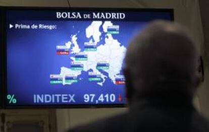 En la imagen del pasado martes, monitor en la bolsa de Madrid que muestra, entre otras, la prima de riesgo de España, que mide el sobrecoste que exigen los inversores por la compra de deuda española frente a la alemana.