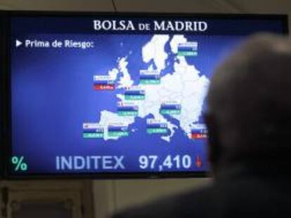 En la imagen del pasado martes, monitor en la bolsa de Madrid que muestra, entre otras, la prima de riesgo de España, que mide el sobrecoste que exigen los inversores por la compra de deuda española frente a la alemana.