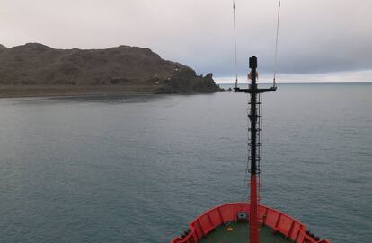 El 'Hespérides', saliendo de isla Decepción, en la Antártida.