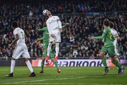 El capitán del Real Madrid, Sergio Ramos, despeja el balón de su área con la cabeza. 