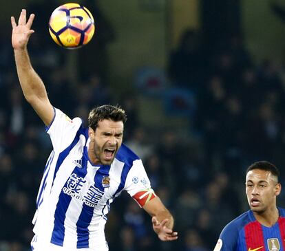 El centrocampista de la Real Sociedad Xabi Prieto (i) ante el delantero brasileño del FC Barcelona Neymar.