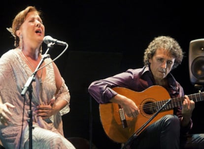 Carmen Linares y Juan Carlos Romero durante su actuación en la Bienal de Sevilla