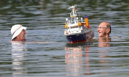 Una pareja de ancianos se refresca en el lago Schwarzachtalsee, en Ertingen, al sur de Alemania, este miércoles. 