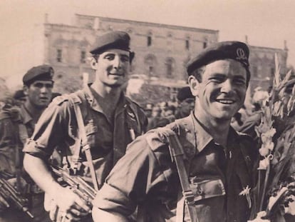 Yoni Netanyahu, con sus paracaidistas, en una imagen documental.
