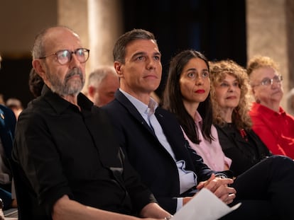 Pedro Sánchez, en un acto en apoyo a la cultura de julio de 2023. A su lado, Manuela Villa.