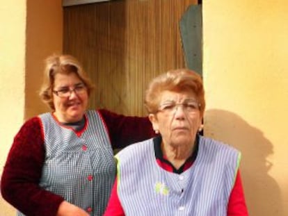 Pilar Duran y su hija Maria Pilar Estorach, dos afectadas por el colapso económico en L'Aldea (Tarragona).