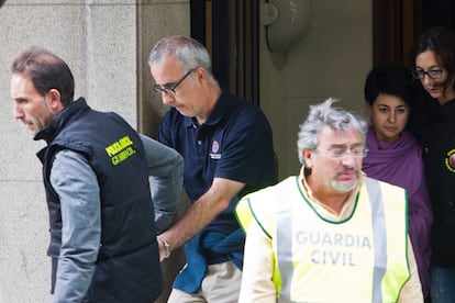 Alfonso Basterra y Rosario Porto, tras un registro en su casa.