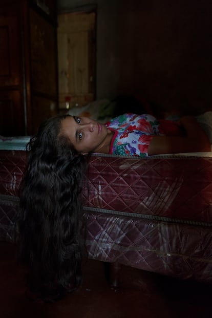 Ana, de 19 años, posa para un retrato en su casa de Cuatro Bocas, en el norte de la provincia argentina de Misiones. La selva misionera es famosa por las cataratas del Iguazú, los asentamientos jesuitas del siglo XVII, y por albergar una de las fronteras más porosas y calientes de Sudamérica: la que divide Argentina, Paraguay y Brasil. El turismo y el contrabando son notorios, pero gran parte de su economía está centrada en la cosecha de la yerba mate: el 90% de la producción argentina sale de esta región. Unos 30.000 trabajadores se dedican a su cosecha cada año, de los que las organizaciones sindicales calculan que casi el 67% no están registrados formalmente.